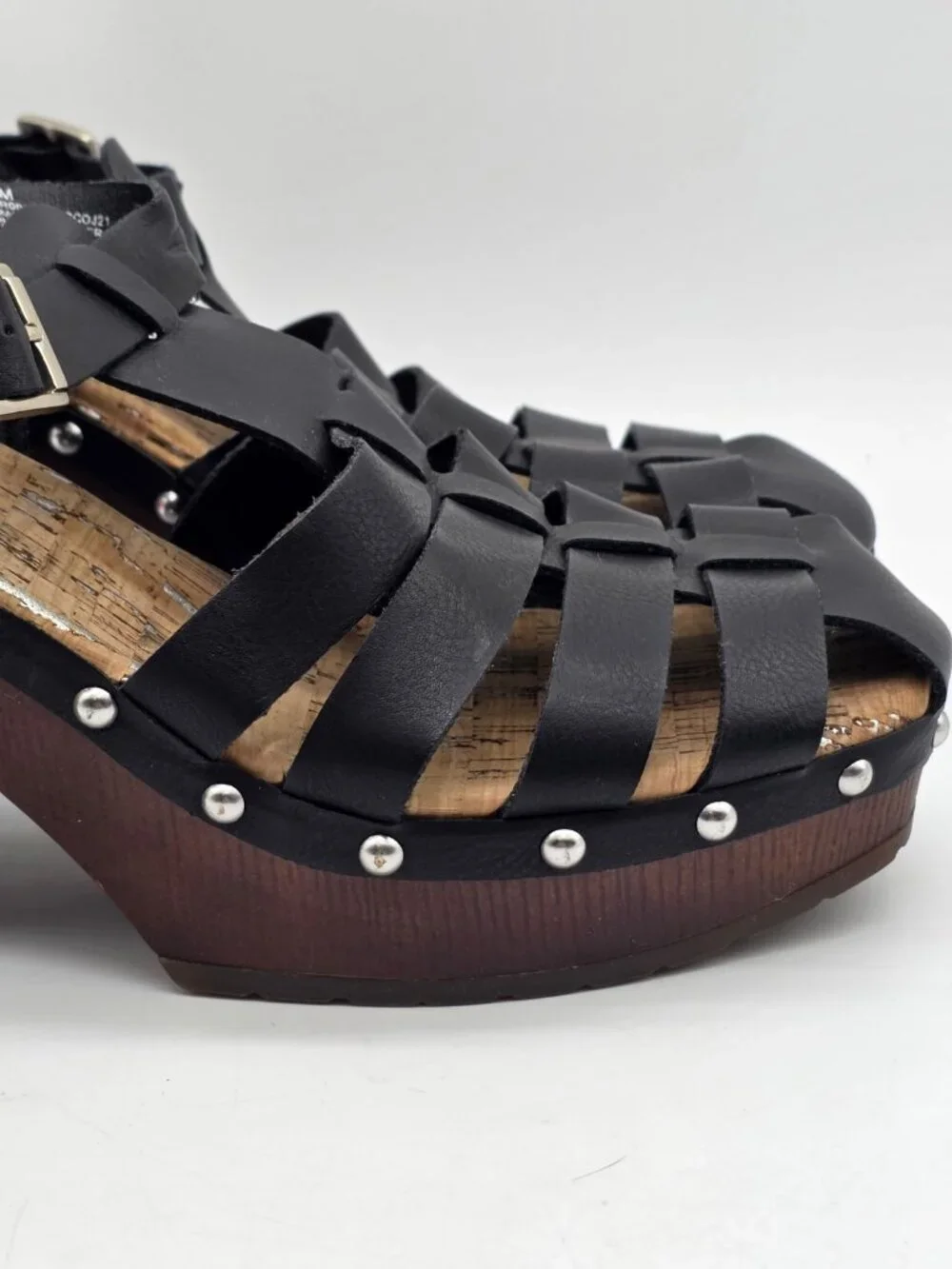 Korks sandals features